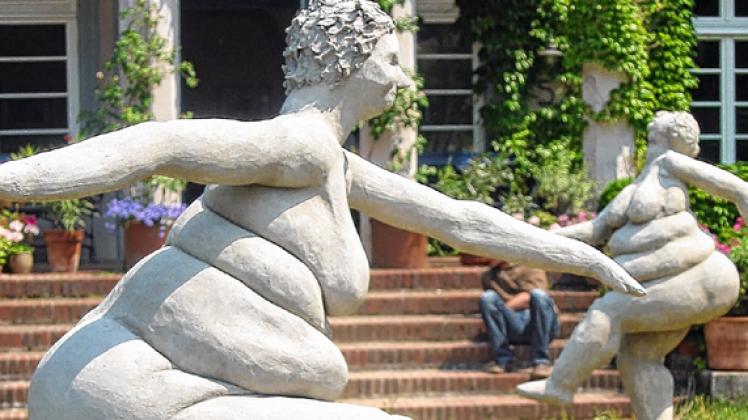 "Die Dicken" vor dem Gutshaus Rothen.
