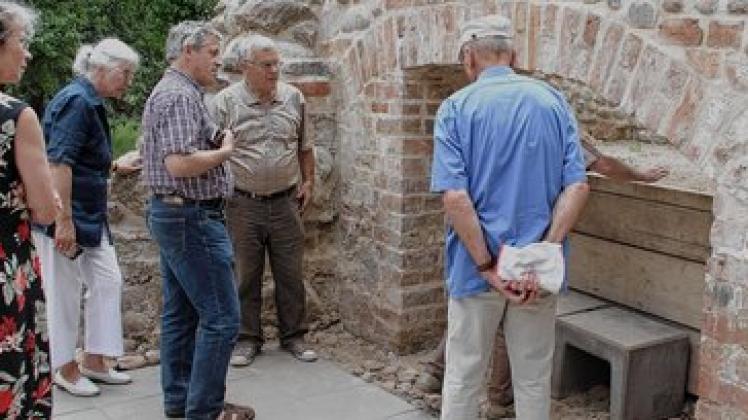 Richard Küsell (2. v. r.) führte die Besucher durch die Neuhausener Burgruine und wusste viel Interessantes zu berichten. Jörg Weiss
