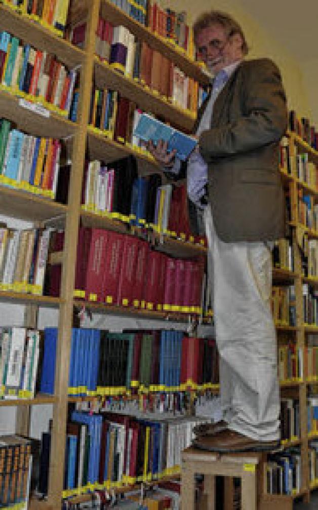 Ohne Bücher keine Predigt: Rektor Hubertus Hotze auf einer Leiter in der Bibliothek des Predigerseminars.Benjamin Piel Ohne Bücher keine Predigt: Rektor Hubertus Hotze auf einer Leiter in der Bibliothek des Predigerseminars.Benjamin Piel