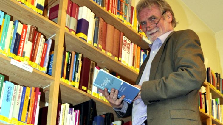 Ohne Bücher keine Predigt: Rektor Hubertus Hotze auf einer Leiter in der Bibliothek des Predigerseminars.Benjamin Piel