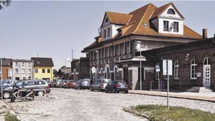 Dieses Areal vor dem Bahnhofsgebäude möchte die Stadt Schwaan gemeinsam mit dem Landkreis völlig neu gestalten. Doch so lange die Grundstücksfrage nicht geklärt ist, bleibt alles, wie es ist. Ralf Badenschier