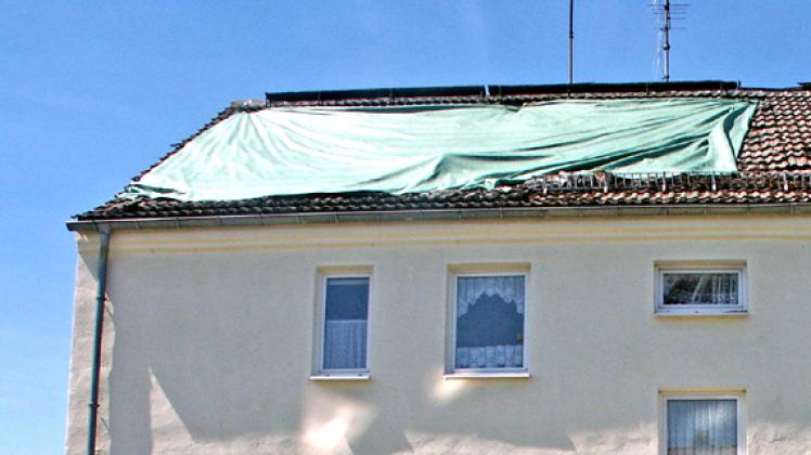 Der Wohnblock in Benzin wurde durch den Blitzeinschlag am Dach und vor allem innen schwer beschädigt. Ilja Baatz