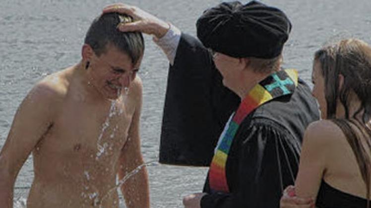 Pastor Kähler taufte Amelie und Jakob im kalten Wasser des Sees.Bernd Möschl