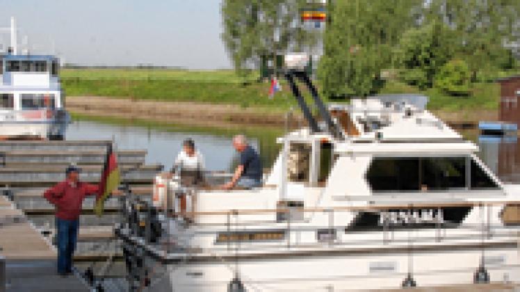 Ungehindert bei Niedrigwasser auf der Elbe können Freizeitkapitäne den Dömitzer Hafen an- oder auslaufen. Harald Schulz 