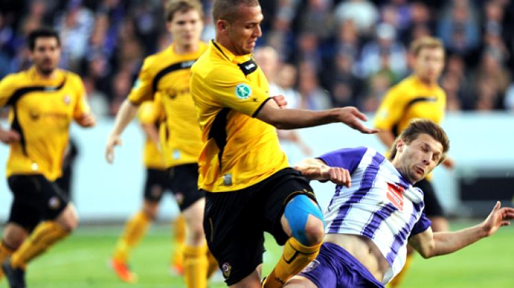 Dani Schahin (in Schwarz-Gelb/hier gegen den Osnabrücker Sebastian Tyrala) erzielte in der Verlängerung das  vorentscheidende 2:1 für Dynamo Dresden.  dpa