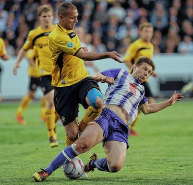 Dani Schahin (in Schwarz-Gelb/hier gegen den Osnabrücker Sebastian Tyrala) erzielte in der Verlängerung das  vorentscheidende 2:1 für Dynamo Dresden.  dpa