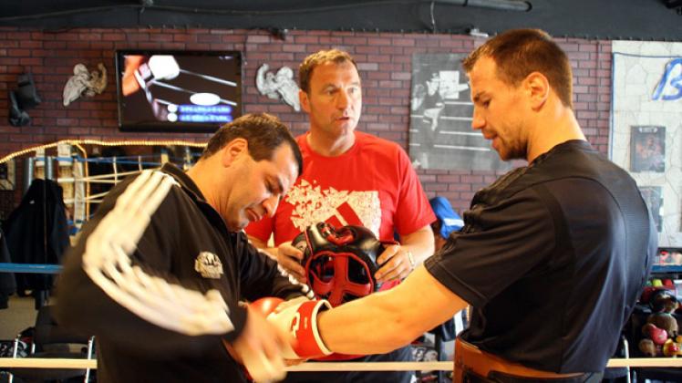 Im Gym in LA: Box-Weltmeister Sebastian Zbik (r.) mit seinen Trainern Artur Grigorian (l.) und Michael Timm. Ch.-Andreas Busch
