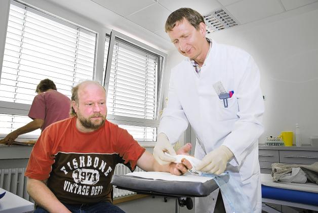 Gut verheilt: Dr. Robert Jäckel (rechts) wechselt den Verband von Harald Schlüters Hand. Schrauben stabilisieren die Finger. Gut verheilt: Dr. Robert Jäckel (rechts) wechselt den Verband von Harald Schlüters Hand. Schrauben stabilisieren die Finger.
