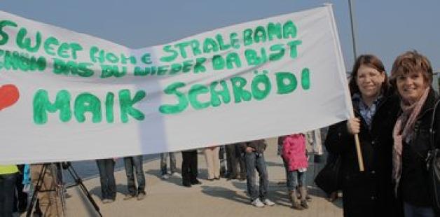 "Schön, dass Du wieder da bist" sagt das Plakat für Maik Schröder von Freundin Mandy Szkudlarek und Mama Gioletta Schröder. "Schön, dass Du wieder da bist" sagt das Plakat für Maik Schröder von Freundin Mandy Szkudlarek und Mama Gioletta Schröder.