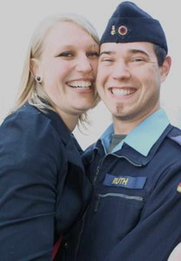 Strahlend und bis über beide Ohren verliebt: Hauptgefreiter Marc-René Ruth und seine Freundin Anke Hügel, die zum Abholen aus Frankfurt am Mai gekommen ist. Strahlend und bis über beide Ohren verliebt: Hauptgefreiter Marc-René Ruth und seine Freundin Anke Hügel, die zum Abholen aus Frankfurt am Mai gekommen ist.