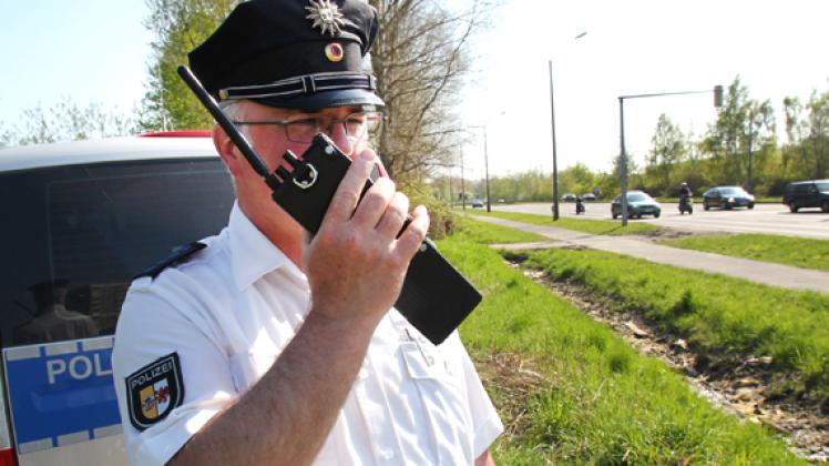 Bei ihrer Suche nach der vermissten elfjährigen Helen sind Polizeikräfte am Samstag (23.04.2011) im Rostocker Stadtteil Lichtenhagen an der Stadtautobahn im Einsatz. dpa Bei ihrer Suche nach der vermissten elfjährigen Helen sind Polizeikräfte am Samstag (23.04.2011) im Rostocker Stadtteil Lichtenhagen an der Stadtautobahn im Einsatz. dpa