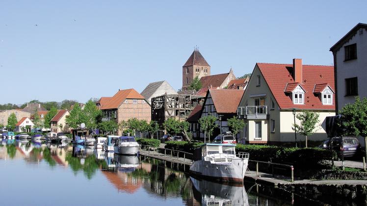 Plau am See: Die Stadt liegt nicht nur am gleichnamigen See, sondern inmitten der Mecklenburgischen Seenplatte und an der Elde-Müritz-Wasserstraße. So sanierte die Stadt als eines der ersten Projekte die historische Hubbrücke über die Elde. Danach soll die Neugestaltung der Strandstraße folgen. Der mittelalterliche Stadtkern mit dem sanierten Marktplatz und die touristische Entwicklung am Wasser schaffen ein stimmungsvolles Stadtbild. BIG Städtebau Plau am See: Die Stadt liegt nicht nur am gleichnamigen See, sondern inmitten der Mecklenburgischen Seenplatte und an der Elde-Müritz-Wasserstraße. So sanierte die Stadt als eines der ersten Projekte die historische Hubbrücke über die Elde. Danach soll die Neugestaltung der Strandstraße folgen. Der mittelalterliche Stadtkern mit dem sanierten Marktplatz und die touristische Entwicklung am Wasser schaffen ein stimmungsvolles Stadtbild. BIG Städtebau