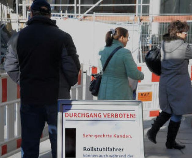 Unbeirrt: Trotz Verbots-Schildes wollten Fußgänger durch die Helenenstraße. 