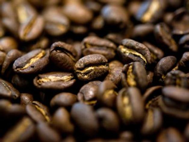 Braune Schätze: Erst nach dem Rösten hat Kaffee sein volles Aroma und ist bereit zum Mahlen. (Bild: Warnecke/dpa/tmn) Braune Schätze: Erst nach dem Rösten hat Kaffee sein volles Aroma und ist bereit zum Mahlen. (Bild: Warnecke/dpa/tmn)