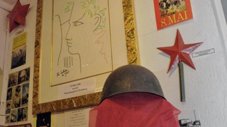 Eine Farblithographie des französischen Malers Jean Cocteau unterm roten Sowjet-Stern war zur Museumsnacht  im DDR-Museum als Leihgabe der Galerie von Hanno Reck zu sehen. Die Museen zeigten jeweils als Leihgabe ein artfremdes Exponat.