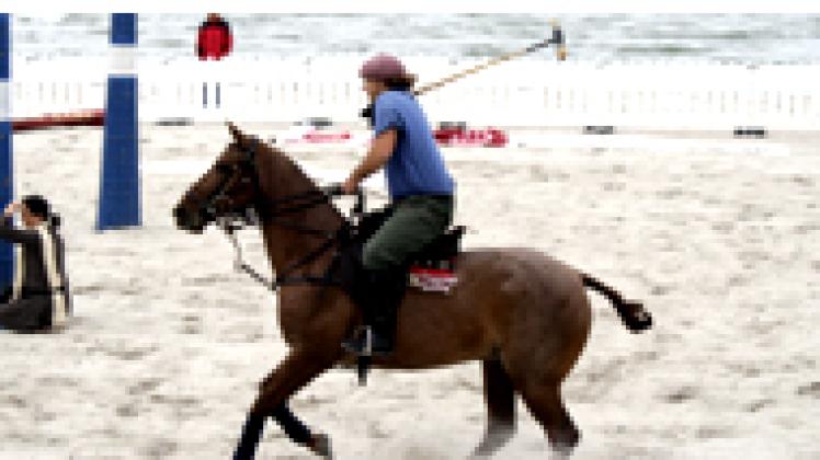 Weltelite-Polospieler Santos Ancas reitet sein Pferd  vor den ersten Zuschauern warm. mapp