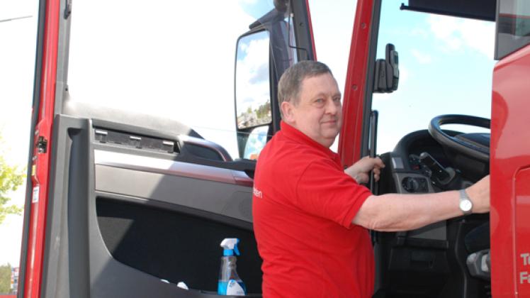 Pausenstopp am Autohof in Neustadt-Glewe: Karl Schlechte fährt seit 40 Jahren Lkw und hat ständig Punkte auf dem "Flensburger Konto".hans-Georg Taken