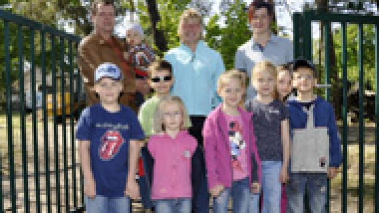Geht das Tor bald zu?  Die Eltern der Techentiner Kindergartenkinder befürchten es. Doch Bürgermeister Reinhard Mach beruhigt die Gemüter. Hinten auf dem Bild:  Großvater Jürgen Henning und die Mütter Mareen Schmekel und Daniela Eichmann (v.l.).Benjamin Piel