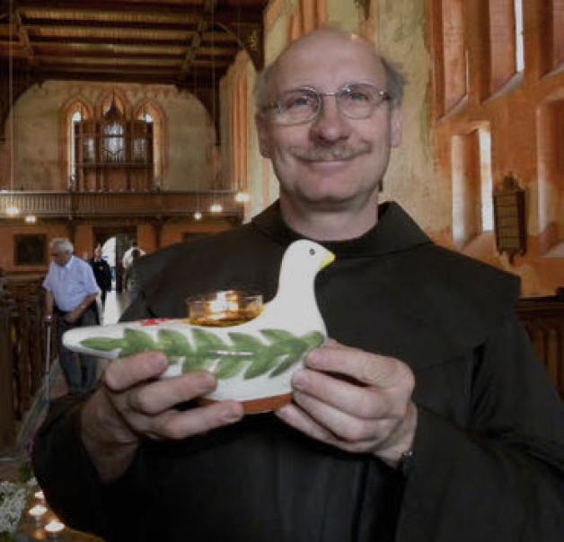 Warb für den Frieden: Franziskanermönch Bruder Gabriel brachte aus dem Heiligen Land eine Friedenstaube mit in die Klosterkirche.