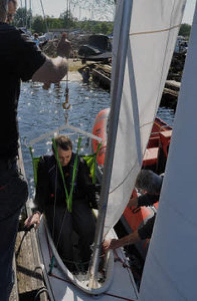 Eine spezielle Winde hilft Dietmar Sudbrink in das Boot.  Franziska Sanyang