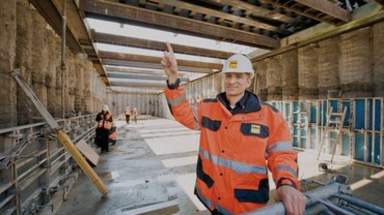 Das Kreuzungsbauwerk in Warnemünde kommt seiner Fertigstellung jeden Tag ein Stück näher.  "Wir liegen im Plan", sagt Thorsten Quast, Bauleiter der Firma Züblin. Georg Scharnweber