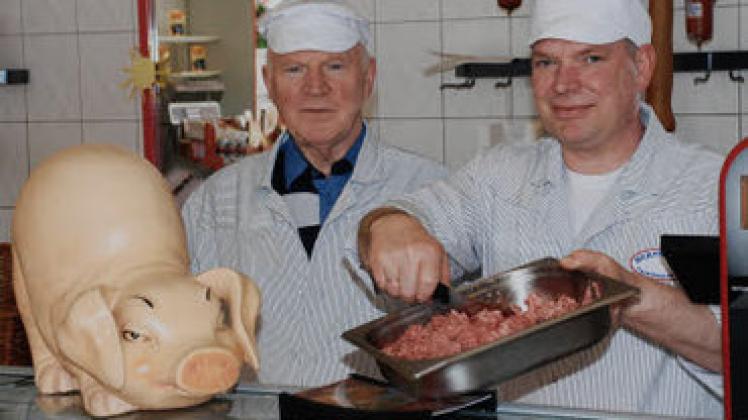 Das letzte Fleischerfachgeschäft mit eigener Produktion in Güstrow: der 70-jährige Werner Ohde (l.) will seinen Betrieb noch dieses Jahr im Sommer an seinen Sohn Frank Ohde übergeben. Jens Griesbach/sise
