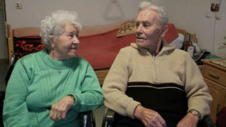 Verliebte Blicke: Katharina und Gerhard Scholz flirten auch nach 66 Jahren Ehe noch miteinander.Harald Schulz