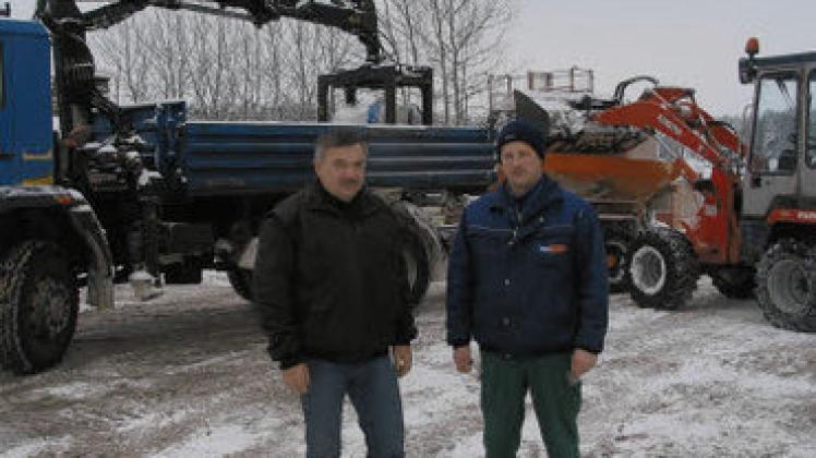 Holger Haul mit Sven Dobroch (v.l.), der mit dem Radlader die Parkplätze von Schnee befreit.