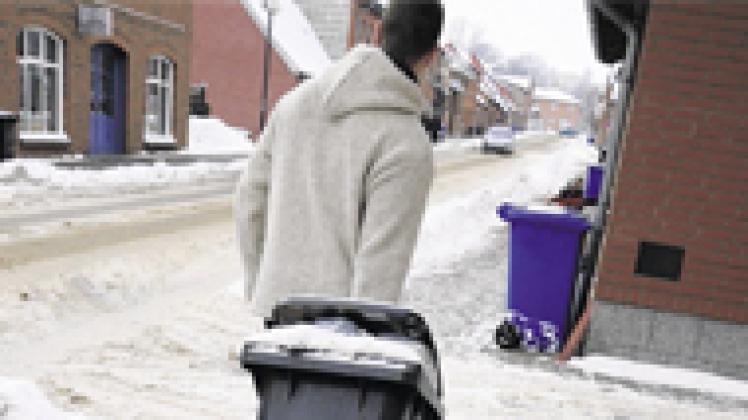 Mülltonnenparade in Gadebusch: Hausbesitzer und Bewohner sollten die Behälter vorerst wieder   zurück auf die Stellplätze bringen.volker bohlmann