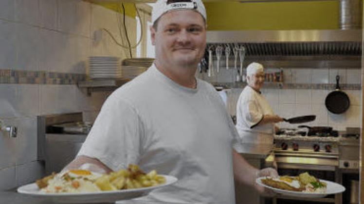 Ingo Dauer serviert den Dauerbrenner: Hamburger Schnitzel mit Bratkartoffeln - von der Karte des "früh.mi" nicht wegzudenken. susanne lang