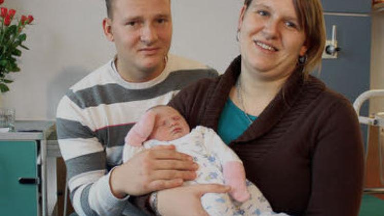 Zufrieden und glücklich in der Güstrower Klinik: Sabrina Marx und Felix Walzer mit ihrem Baby JaneSieglinde Seidel