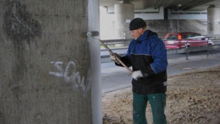 Nico Krajewski trägt die erste Schicht der Spezialfarbe auf einen Brückenpfeiler des Bauwerkes in der Schweinekurve  auf. Dieser wurde zuvor gründlich gereinigt. Werner Mett