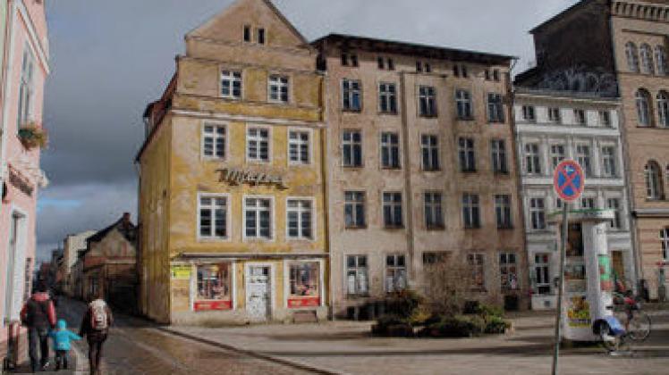 Die Milchbar am Neuen Markt war zu DDR-Zeiten ein beliebter Treff    in Stralsund. Jetzt verfällt das Gebäude.Sommer