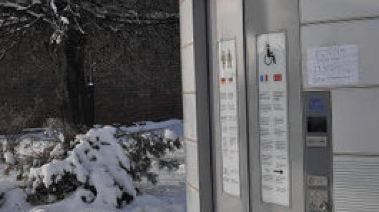 Spuren im Schnee: Das Bahnhofs-WC ist geschlossen, steht auf dem Zettel. Also ab, hintenherum und von außen an die Wand... Ralf Badenschier