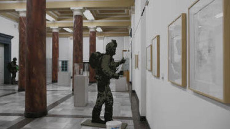 Merkwürdige Szenerie im Staatlichen Museum: Soldaten beim Arbeitseinsatz. Tino Bittner gestaltete das "Ready-made". Bröcker
