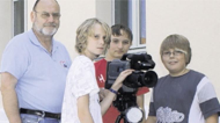 Wolfgang Ehlers mit seinen jungen Filmleuten bei den Dreharbeiten auf dem Bützower Schlossplatz. Archiv
