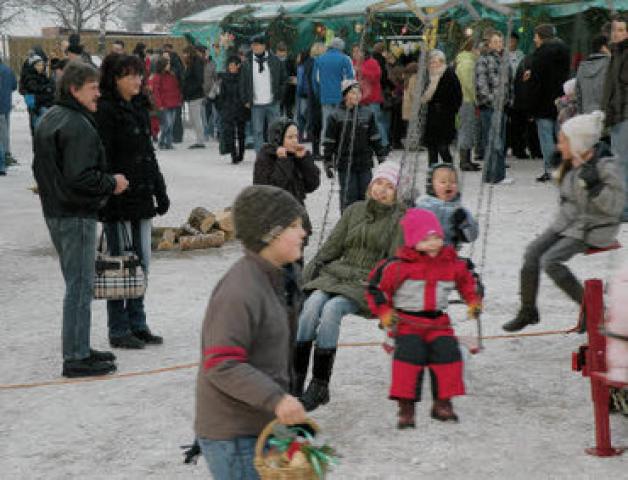 Gut besucht: der Adventsmarkt auf dem Hof.