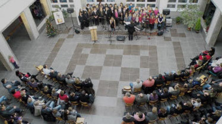 Feierstunde in Vellahn: Der gemischte Chor der "Schulnoten" und "Vocapella" traten im neuen Atrium auf.Dietmar Kreiss