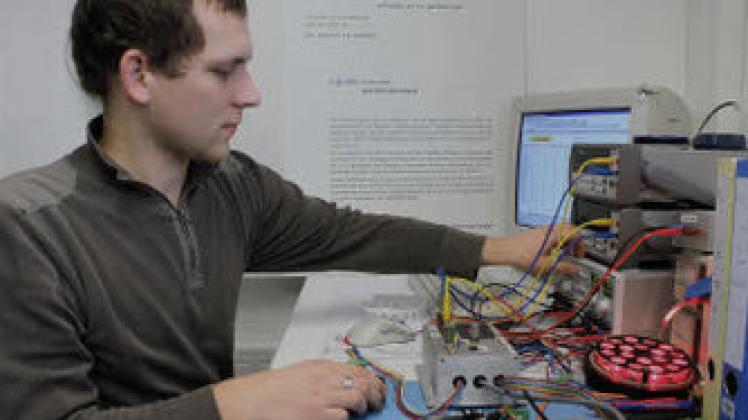 IT-Systemelektroniker André Hinz prüft LED-Treiber, die von der DS Automation  für die Firma Sabik entwickelt werden. Das sind Steuergeräte, die für das Betreiben von LED-Panels an Schleusen und auf hoher See eingesetzt werden. Stefanie Daug
