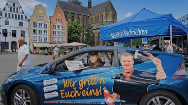 Im Flitzer: NNN-Hostess Frauke Hahnen (19) begleitet die Grillaktion im sportlichen Honda mit dem Motto der Aktion. geos 