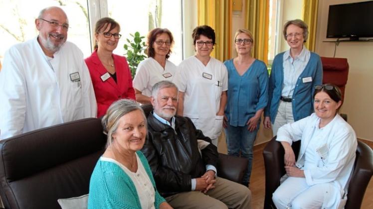 Arzt Bernard Pradines (Vierter von links) und Krankenschwester Delphine Calicis (Dritte von rechts) aus Südfrankreich besuchten gemeinsam mit Janina Seidenberg (Zweite von links, sitzend) aus Osnabrück die Palliativstation und ließen sich vom Team um Chefarzt Dr. Ulrich Billenkamp (links) informieren. 