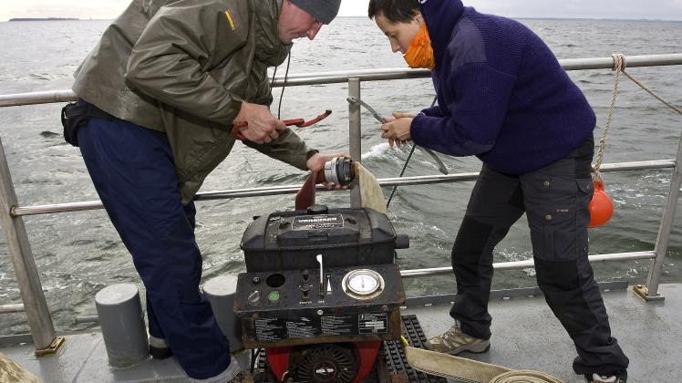 Geräte auf dem Prüfstand: An Bord der „Havgus“ bereitet das Forscherteam die Pumpe vor.