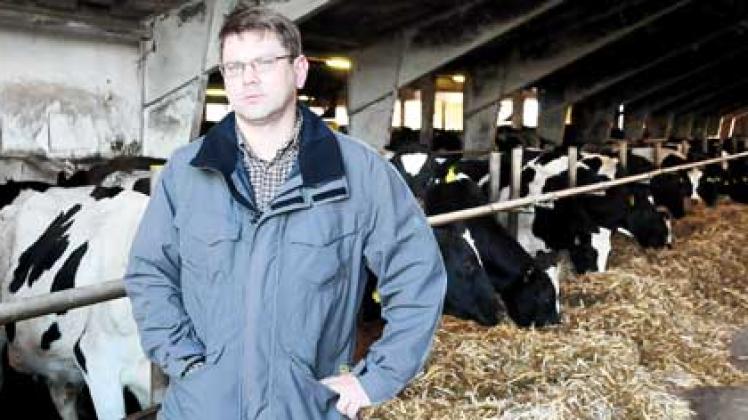 Agrar-Ingenieur Jens Stechert im Stall mit 400 Milchkühen: „Ich kann für sichere Jobs nicht mehr garantieren.“ Foto: Hans-Dieter Hentschel
