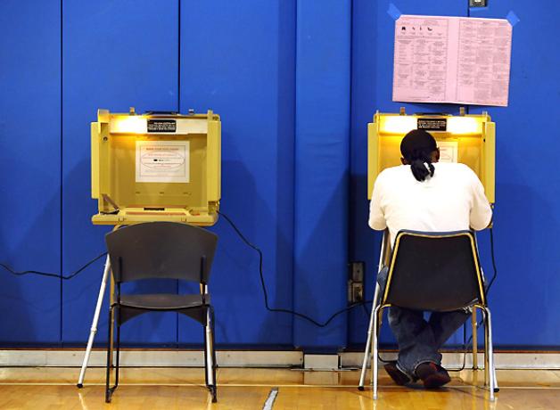 Ein Mann füllt in Kansas City (Missouri) seinen Wahlzettel aus. Foto: dpa