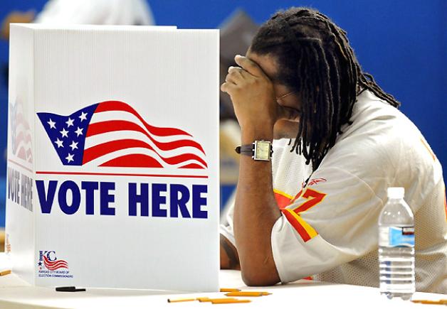 Ein Mann füllt in Kansas City (Missouri) seinen Wahlzettel aus. Foto: dpa 
