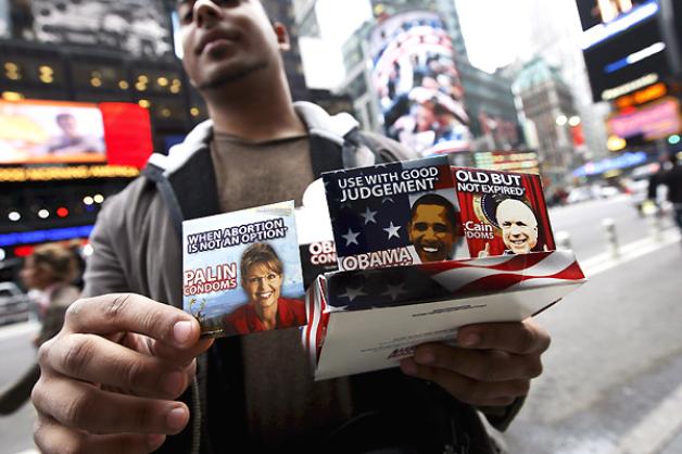 Ein Strassenhändler in New York verkauft am Wahltag Kondome mit den Konterfeis der Kandidaten. Foto: dpa