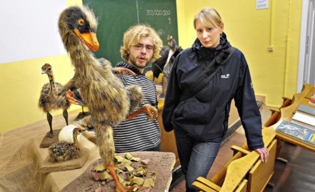 In der Zoologischen Sammlung der Uni stellt Biologie-Student Christian Foth (23) Besucherin Kathrin Bracke (30) eine Chinesische Vogelechse vor, die vor über 110 Millionen Jahren lebte. Foto:  Georg Scharnweber
