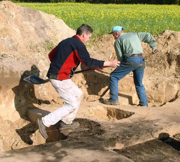Ingo Schlüns und Alexander Heuser legen die Reste des  frühzeitliche slawische Pfostenhauses frei. Foto: Petra Ferch