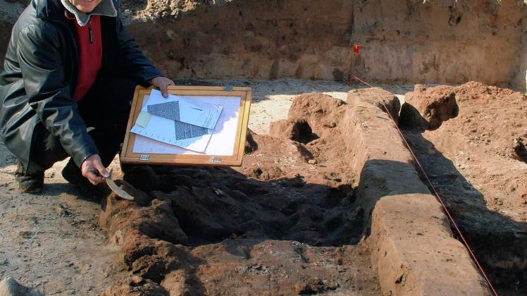 Ausgrabungen bieten auch so manche Überraschung. Und so fand das Team um Archäologen Norbert Goßlar am Rudower See bei Lenzen auf Reste eines großen Ofens aus der  Bronze- oder Eisenzeit. Foto: Petra Ferch