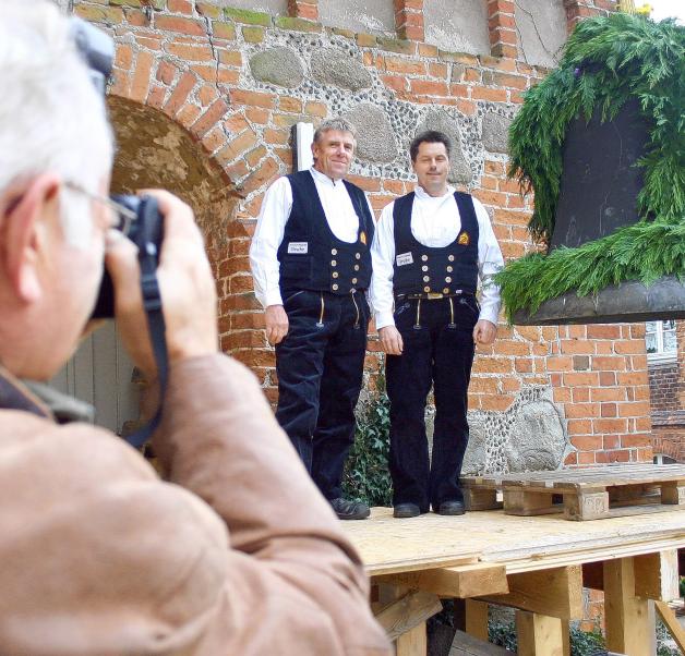 Aufgestellt zum Erinnerungsfoto: Thomas Grube (r.) und Wolfgang Neuenfeldt ließen sich von Heinz Goy an der neuen Glocke ablichten.  Foto: Christoph Hellwig